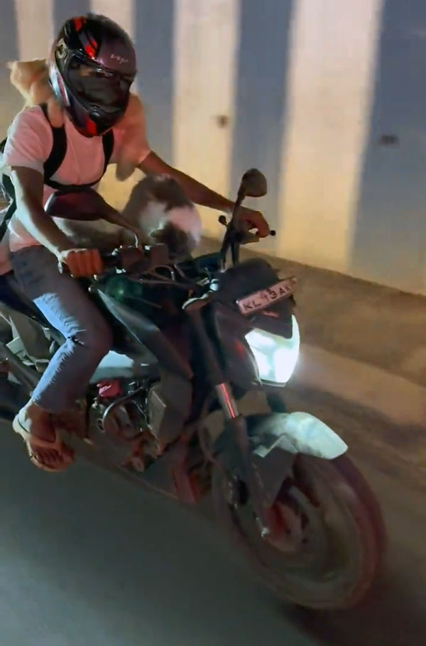 இந்த சர்க்கஸ் பயணம் தேவையா...? அதுவும் பெங்களூர் சாலையில்!!