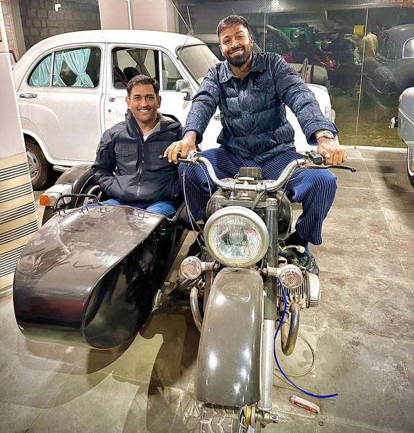 உலகின் மிகவும் அரிதான பைக்கில் தோனி & ஹர்திக் பாண்டியா!!