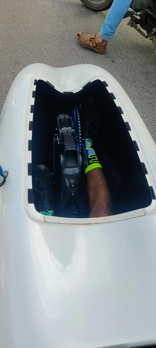 முக்கியமான சாலையை கிழித்து கொண்டு சென்ற விசித்திரமான வாகனம்!