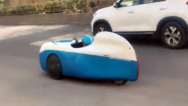 முக்கியமான சாலையை கிழித்து கொண்டு சென்ற விசித்திரமான வாகனம்!