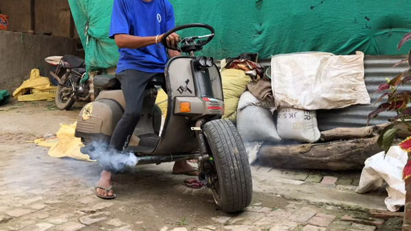 இப்படியொரு பஜாஜ் ஸ்கூட்டரை எங்கேயாவது பார்த்திருக்கீங்களா?
