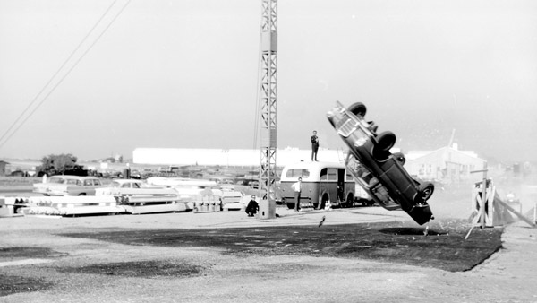 மலையிலிருந்து தள்ளி விட்டு மோத விடுவார்கள்- கார் கிராஷ் டெஸ்டிற்கு பின்னால் இவ்வளவு விஷயங்களா?