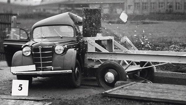 மலையிலிருந்து தள்ளி விட்டு மோத விடுவார்கள்- கார் கிராஷ் டெஸ்டிற்கு பின்னால் இவ்வளவு விஷயங்களா?