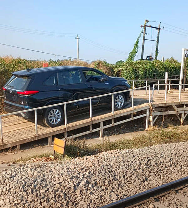 தொழிற்சாலையில் இருந்து இரயிலில் செல்லும் டொயோட்டா கார்கள்!!