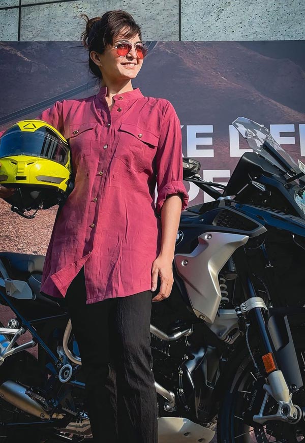 அஜித் உடன் பைக் ரைடு போயி மஞ்சு வாரியருக்கும் அது பிடித்துவிட்டது! செம காஸ்ட்லி பைக்கை சொந்தமா வாங்கிட்டாங்க