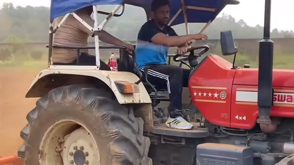 தோனிக்கு தெரியாத வேலை எதுதாங்க - டிராக்டரில் முழு விவசாயியாக