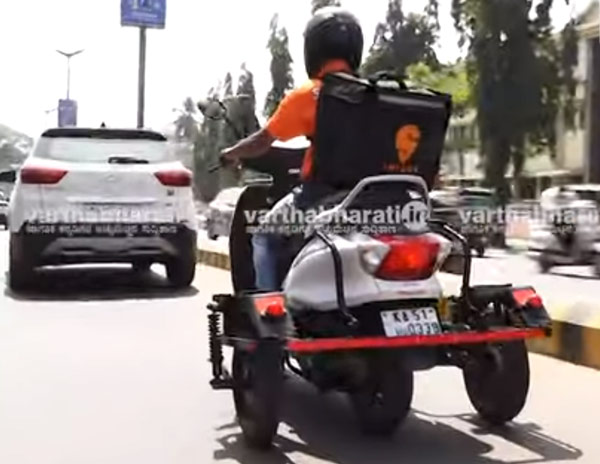 நடக்க முடியாவிடினும், உணவு டெலிவிரி பார்த்து அசத்தும் இளைஞர்