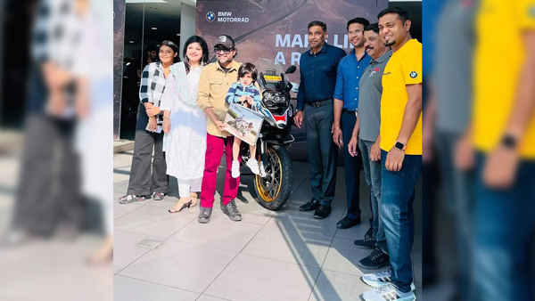 பிரபல காமெடி நடிகர் வாங்கியுள்ள விலைமிக்க பிஎம்டபிள்யூ பைக்! பிரபல காமெடி நடிகர் வாங்கியுள்ள விலைமிக்க பிஎம்டபிள்யூ பைக்!