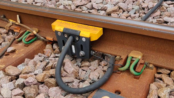 ரயில்வே தண்டவாளத்திற்கு அருகே பீரோ மாதிரி ஒரு பெட்டி ஏன் வைக்கப்படுகிறது தெரியுமா?