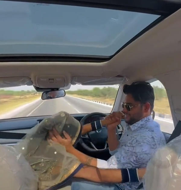 என்னடா நடக்குது இங்க! கார்ல போகும் போது என்னென்ன பண்ணுறாங்கனு பாருங்க! வைரலாகும் வீடியோ என்னடா நடக்குது இங்க! கார்ல போகும் போது என்னென்ன பண்ணுறாங்கனு பாருங்க! வைரலாகும் வீடியோ