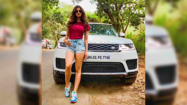 இளம் நடிகையாக இருந்தாலும் இத்தனை லக்சரி கார்களுக்கு ஓனரா!!