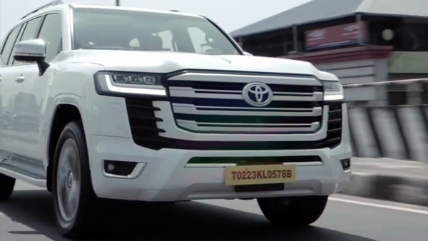 நகைக்கடை அதிபர்ன்னா சும்மாவா? அசால்டா ரூ2 கோடிக்குக் காரை வாங்கி சென்று கெத்து காட்டிய ஜான் அலுக்காஸ் நகைக்கடை அதிபர்ன்னா சும்மாவா? அசால்டா ரூ2 கோடிக்குக் காரை வாங்கி சென்று கெத்து காட்டிய ஜான் அலுக்காஸ்