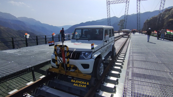 mahindra-bolero-converted-into-rail-vehicle-1 mahindra-bolero-converted-into-rail-vehicle-1