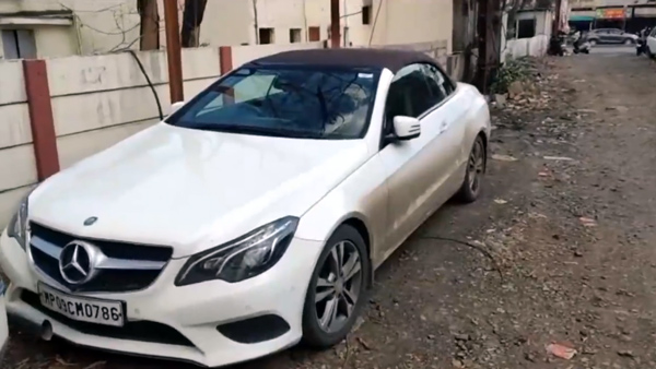 லக்சரி மெர்சிடிஸ் காரில் சாலையை அதிர வைத்த இளைஞர் - வீடியோ!!