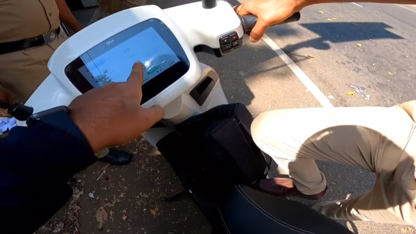 ஓலா எலக்ட்ரிக் ஸ்கூட்டரின் கிரேஸ், போலீஸாரையும் விட்டுவைக்கல