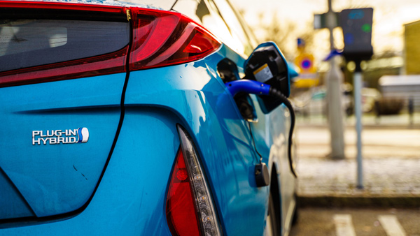 Hybrid Car vs Petrol car