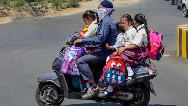 குடும்பத்தோட பைக்குல போனா இனி அபராதம் போட மாட்டாங்க! அமைச்சர் சொன்ன பரபரப்பு பதில்!