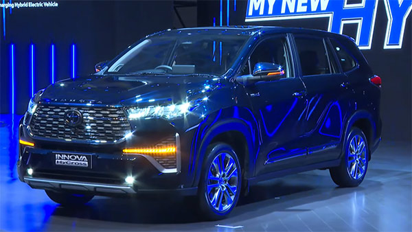 Toyota Innova Hycross