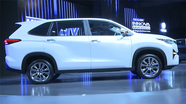 Toyota Innova Hycross Side