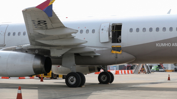 south korea asiana flight door opened