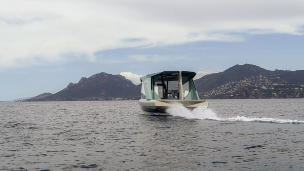 Bmw tyde electric boat running shot
