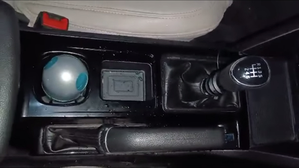 Mahindra XUV700’s Roof Leaks Water