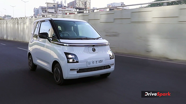 Mg comet ev running shot