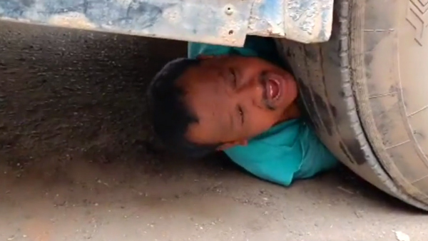 man attempts suicide under bus tyre