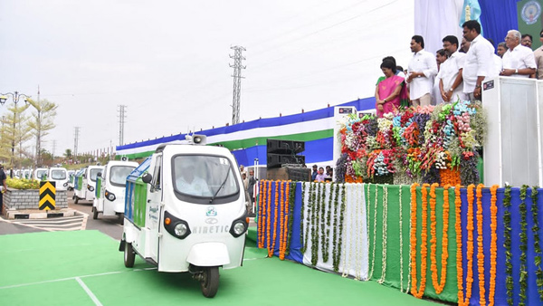Jagan Mohan Reddy Flags Off 516 Electric Autos Jagan Mohan Reddy Flags Off 516 Electric Autos