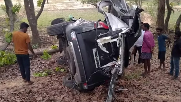 Crowed watching crashed mahindra scorpio-n