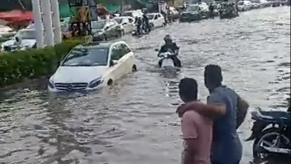 benz vs ola waterlogged road video