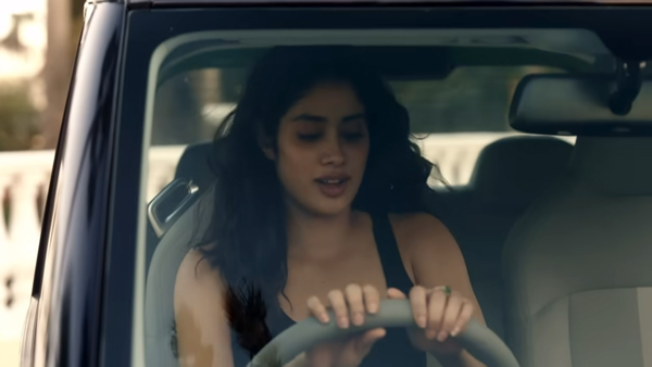 Janhvi kapoor rides comet ev