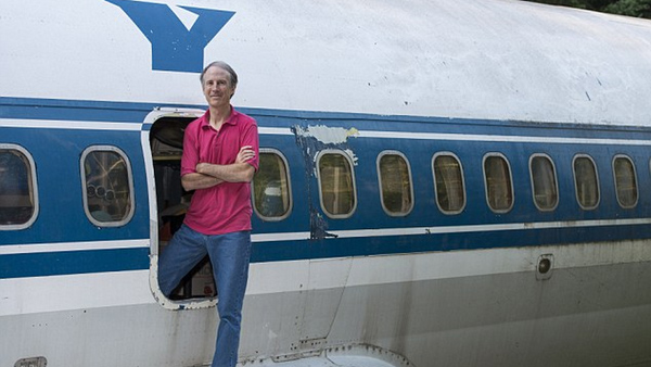 Man lives in a boeing 727