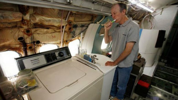 Man lives in a boeing 727 washing machine