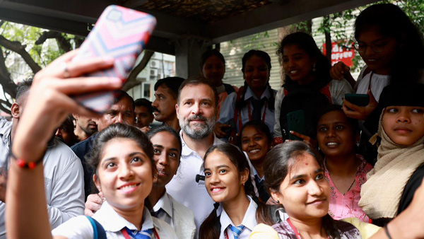 congress leader rahul gandhi meets bike mechanics