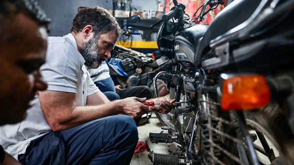 congress leader rahul gandhi meets bike mechanics