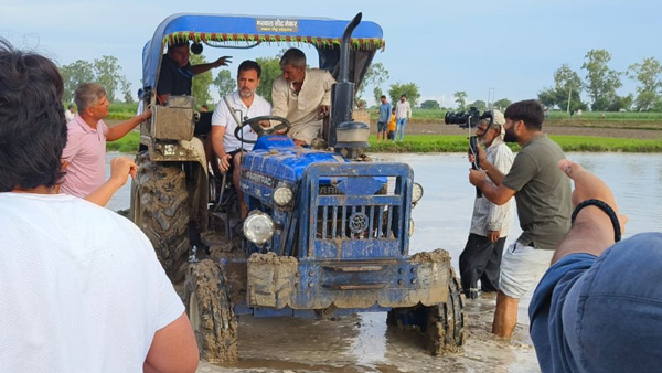 rahul gandhi drives tractor 
