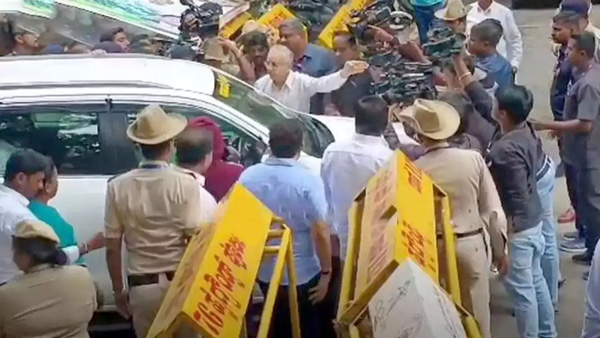 Senior Citizen Stops CM’s Car