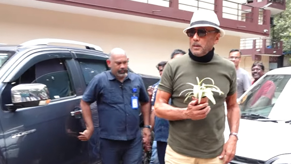 Jackie shroff uses isuzu v cross for small pot