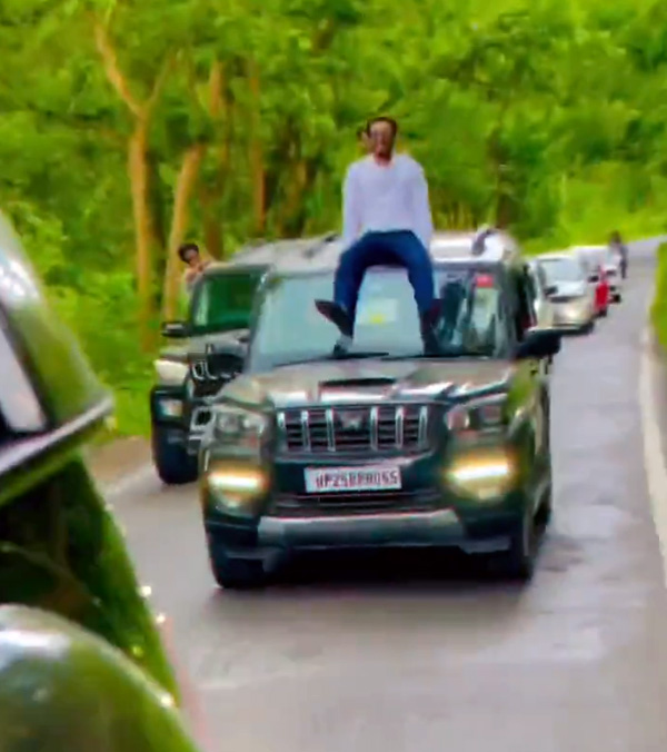 youths stunts in mahindra scorpio