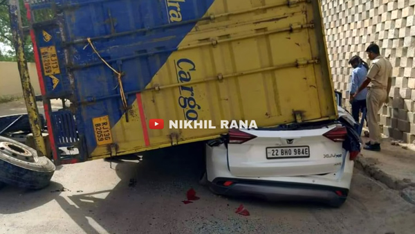 Mahindra XUV 700-Truck Accident