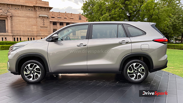 Maruti suzuki invicto side view