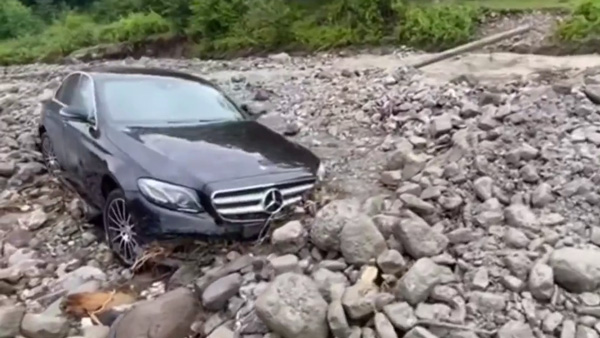 Benz eclass buried in sand 