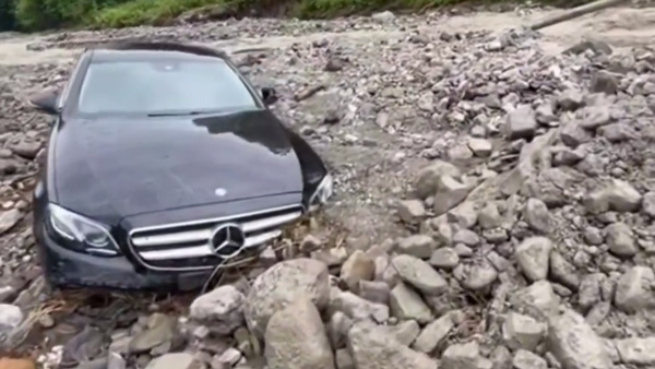 Mercedes benz e class gets swept away
