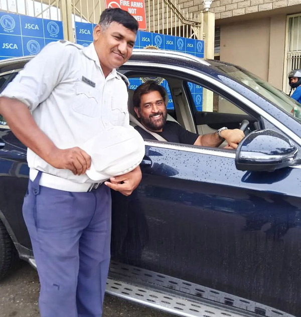 MS Dhoni Stops To Click Picture