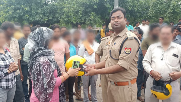 up police distributed free helmets