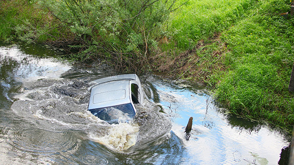 How to save yourself from sinking car