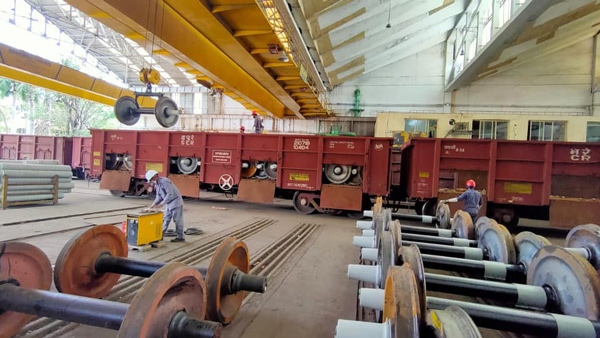 train and car wheels difference