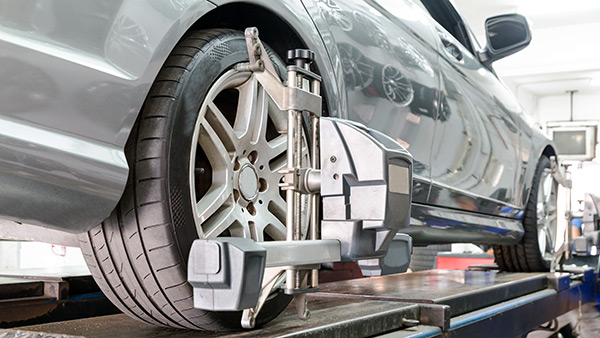 signs car needs wheel alignment