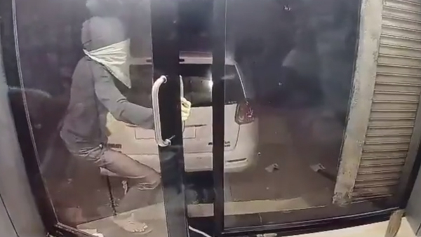 Thieves Try To Steal ATM By Using Maruti Suzuki Car
